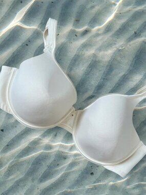 Beautiful vintage Vanity Fair creamy white bra ⭐️ Size 38D